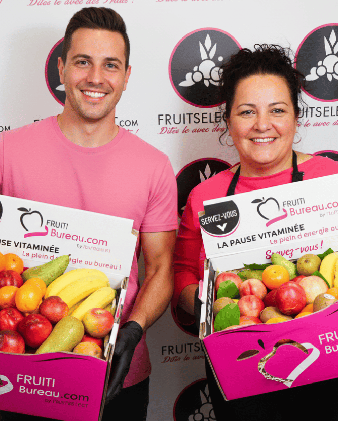 Photo de nos prépatrice de box avec une boite de fruit