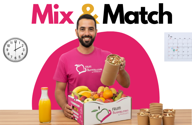 Une femme choisit des fruits pour sa box