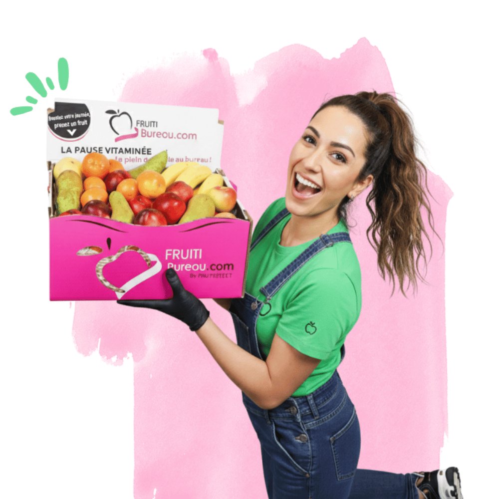 Une femme souriante en salopette tient une caisse rose de fruits frais Fruitibureau